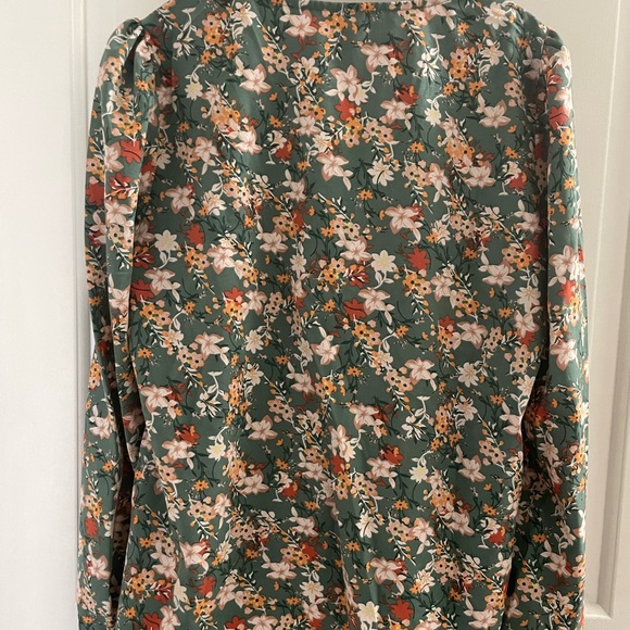 Shein V-Neck Floral Blouse, Size 6 - Picture 5 of 9
